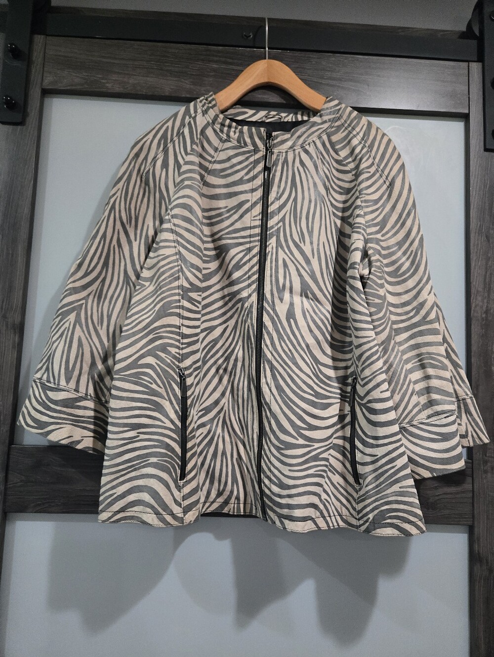 LAL Live A Little Women’s Zebra Print Leather Full Zip Jacket Sz 1X bell Sleeve